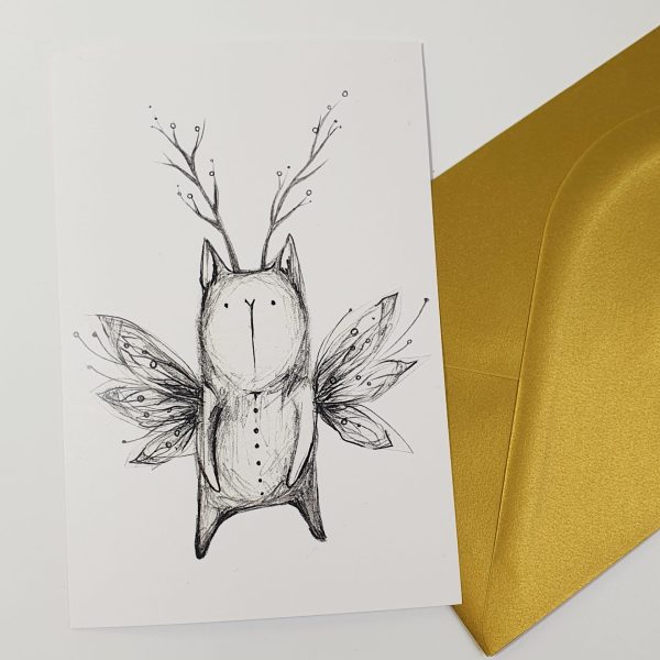 Postkaart ja rinnamärk tiibadega kassiga